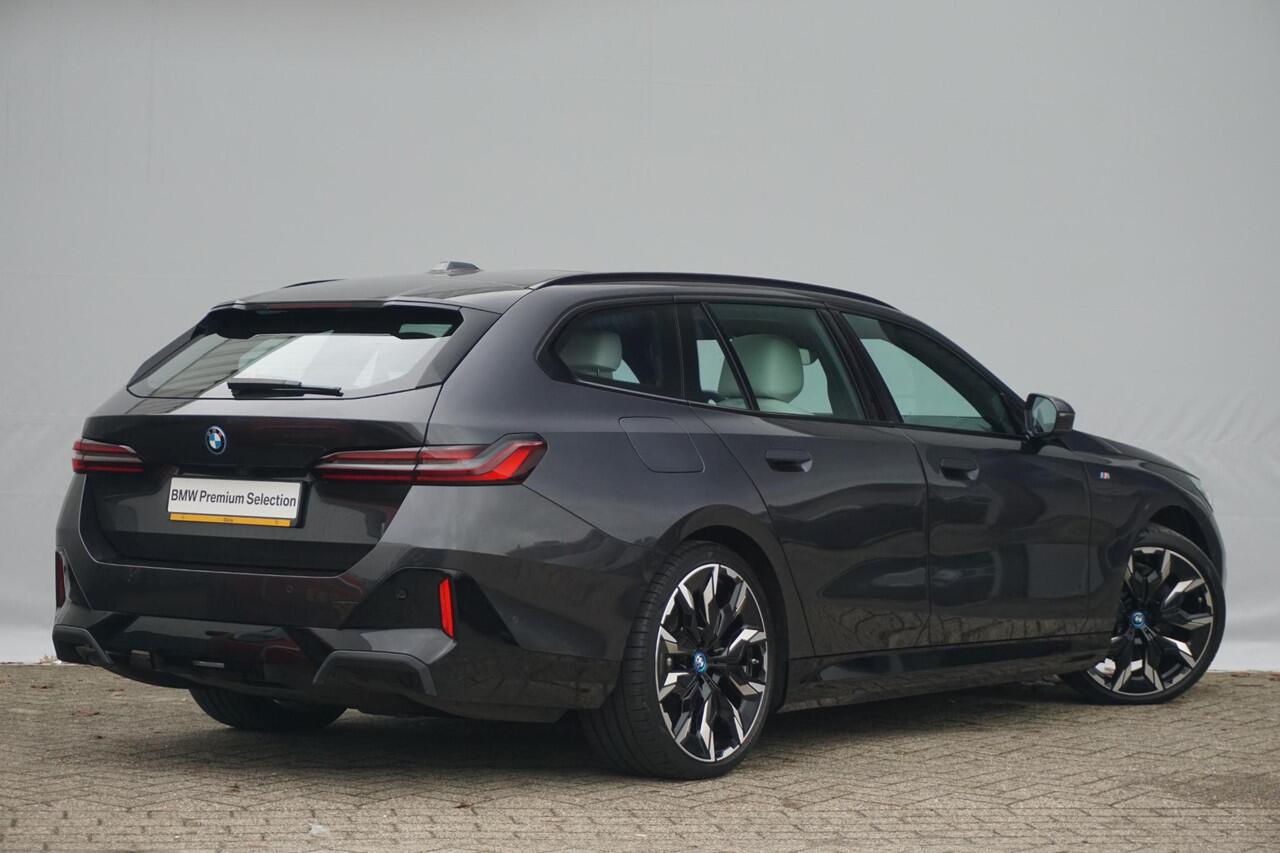 BMW i5 Touring eDrive40 M Sportpakket Pro 21'' / Active Steering / Panoramadak / Bowers & Wilkins / Driving Assistant Professional / Trekhaak