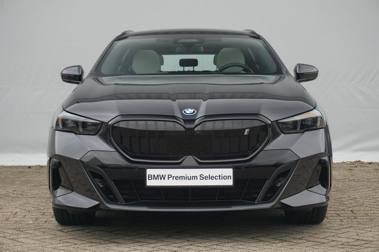 BMW i5 Touring eDrive40 M Sportpakket Pro 21'' / Active Steering / Panoramadak / Bowers & Wilkins / Driving Assistant Professional / Trekhaak