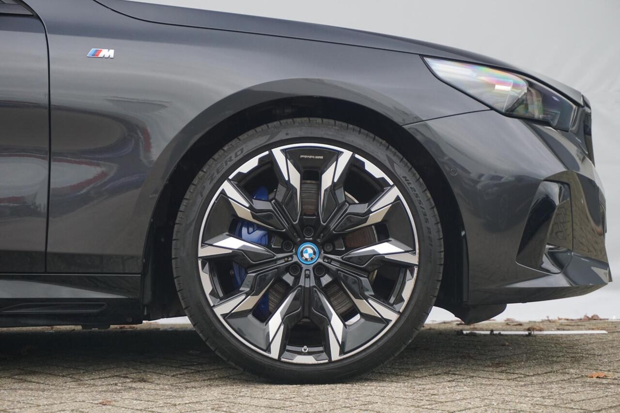 BMW i5 Touring eDrive40 M Sportpakket Pro 21'' / Active Steering / Panoramadak / Bowers & Wilkins / Driving Assistant Professional / Trekhaak