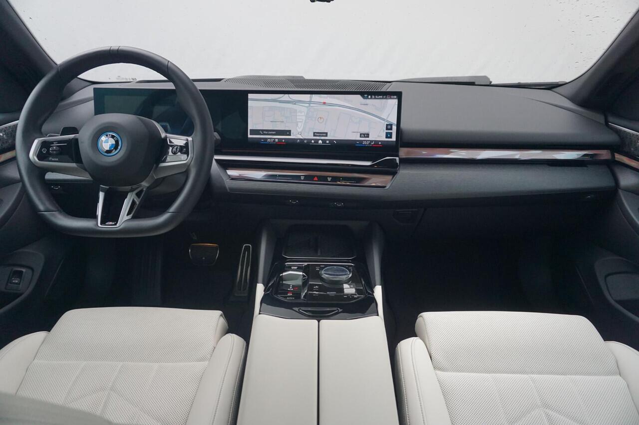 BMW i5 Touring eDrive40 M Sportpakket Pro 21'' / Active Steering / Panoramadak / Bowers & Wilkins / Driving Assistant Professional / Trekhaak