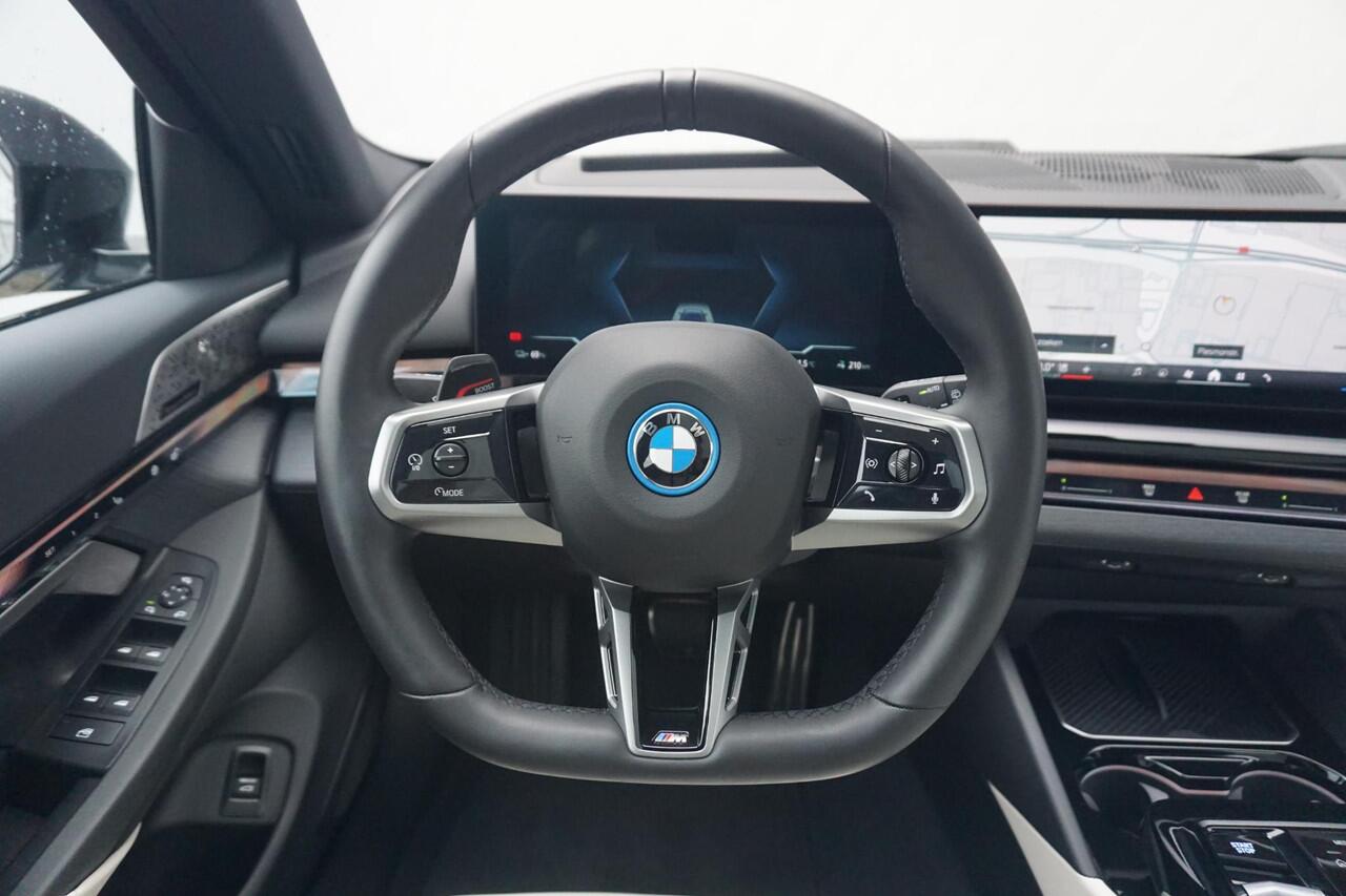 BMW i5 Touring eDrive40 M Sportpakket Pro 21'' / Active Steering / Panoramadak / Bowers & Wilkins / Driving Assistant Professional / Trekhaak