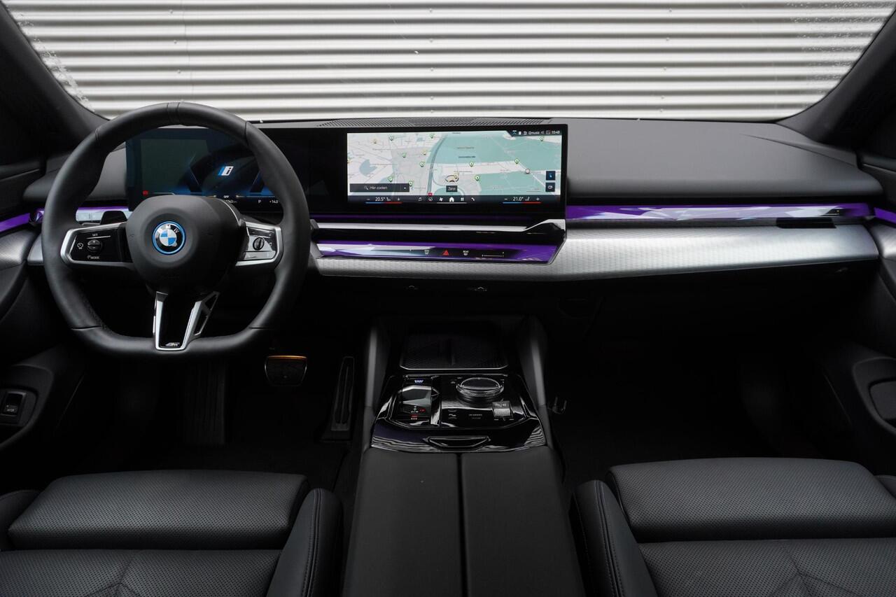 BMW i5 Touring eDrive40 M Sportpakket | Trekhaak met elektrisch wegklapbare kogel | Driving Assistant Plus | Parking Assistant | Alarmsysteem klasse 3