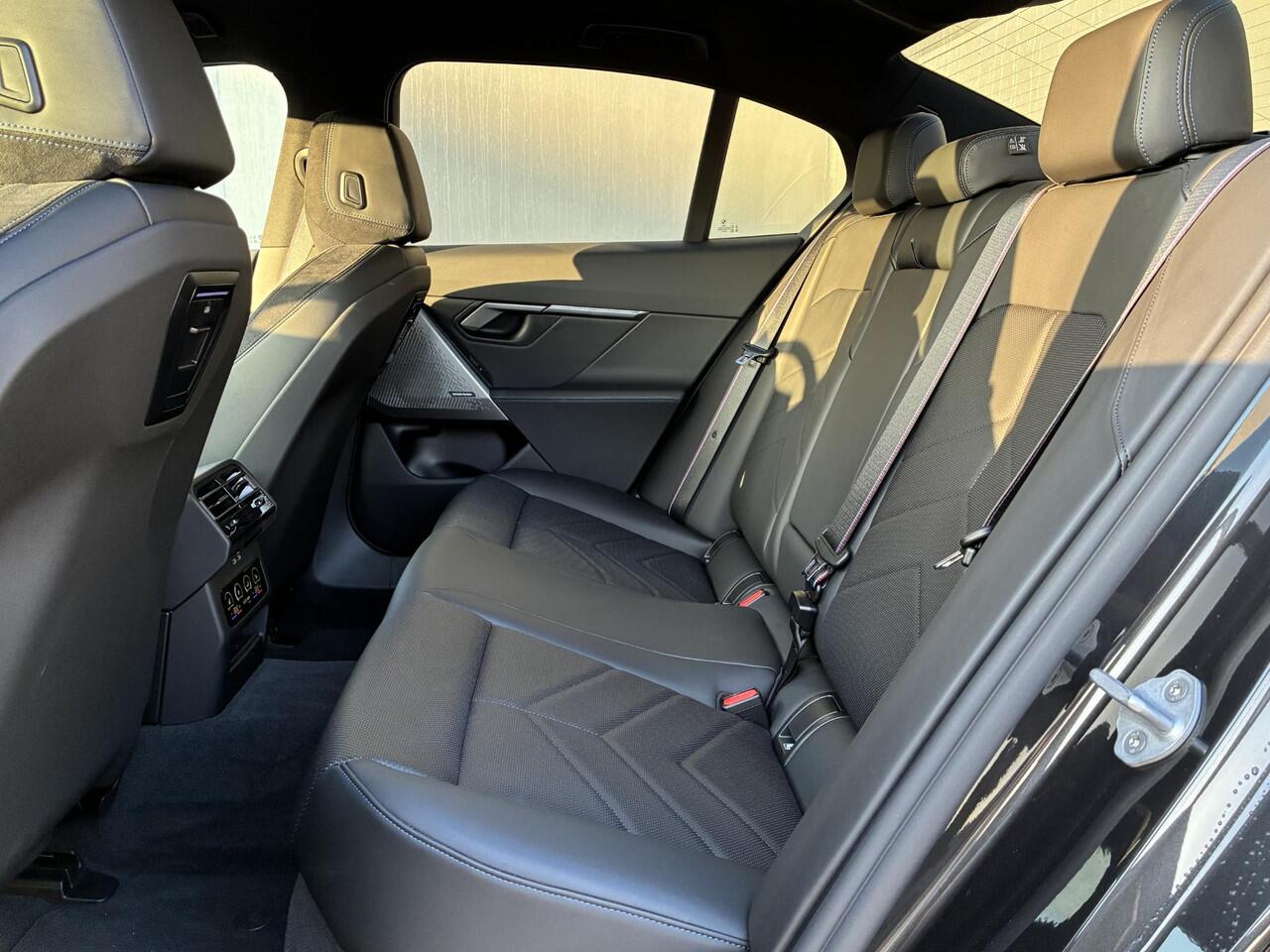 BMW i5 XDrive40 M Sport Edition 84 kWh 4WD / VOL LEDER / Fabrieksgarantie t/m 04-2028 / SOH 97,29% / Elektrische Trekhaak (1500KG) / Comfort Pack / Innovation Pack / M Sportpakket Pro / Travelpack /