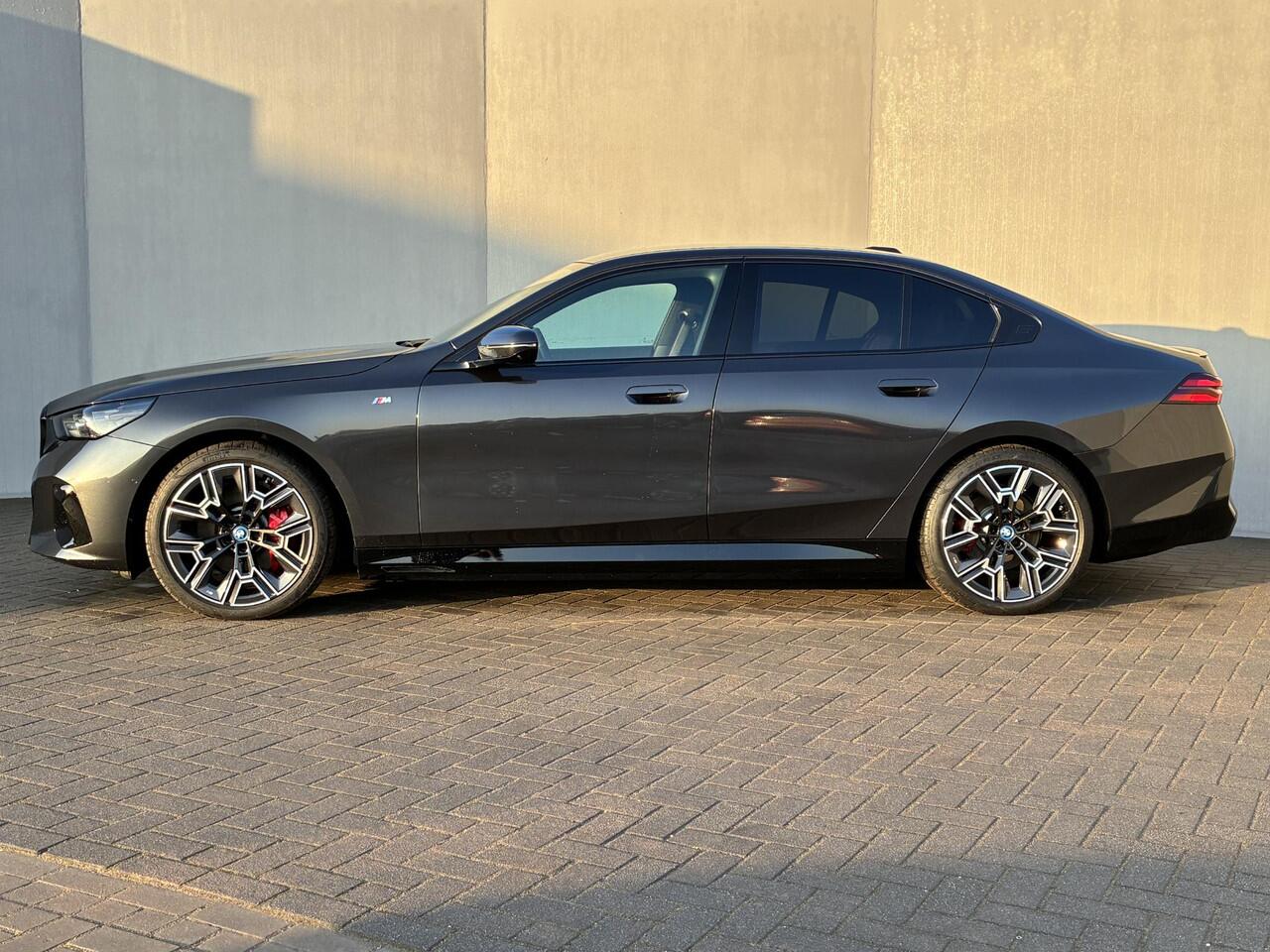 BMW i5 XDrive40 M Sport Edition 84 kWh 4WD / VOL LEDER / Fabrieksgarantie t/m 04-2028 / SOH 97,29% / Elektrische Trekhaak (1500KG) / Comfort Pack / Innovation Pack / M Sportpakket Pro / Travelpack /