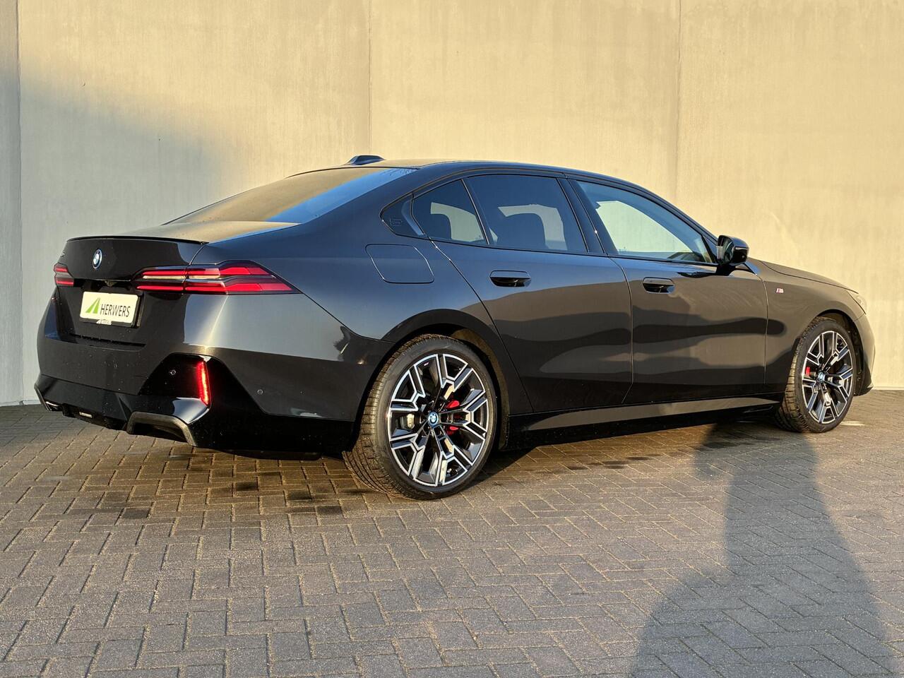 BMW i5 XDrive40 M Sport Edition 84 kWh 4WD / VOL LEDER / Fabrieksgarantie t/m 04-2028 / SOH 97,29% / Elektrische Trekhaak (1500KG) / Comfort Pack / Innovation Pack / M Sportpakket Pro / Travelpack /