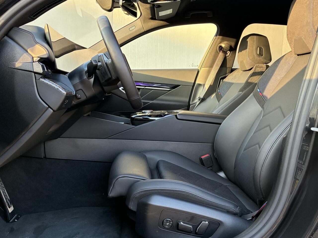 BMW i5 XDrive40 M Sport Edition 84 kWh 4WD / VOL LEDER / Fabrieksgarantie t/m 04-2028 / SOH 97,29% / Elektrische Trekhaak (1500KG) / Comfort Pack / Innovation Pack / M Sportpakket Pro / Travelpack /