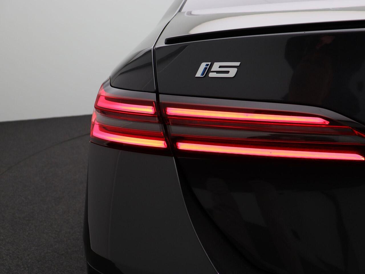 BMW i5 eDrive40 M Sportpakket Pro | Travel Pack | Stuurwielrand Verwarmd | Trekhaak | Driving Assistant Plus | Harman Kardon | 20''