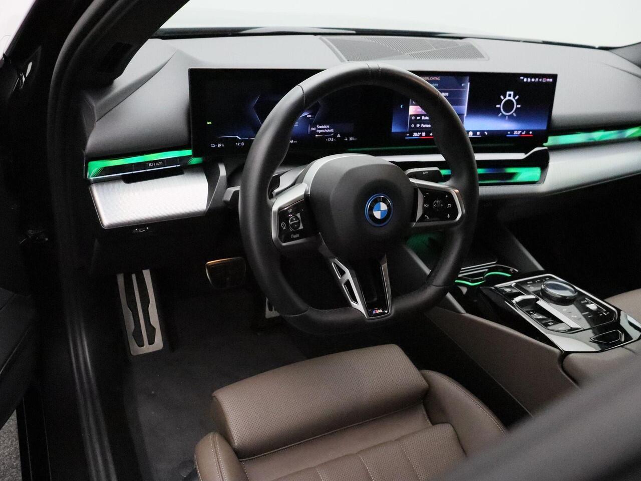 BMW i5 eDrive40 M Sportpakket Pro | Travel Pack | Stuurwielrand Verwarmd | Trekhaak | Driving Assistant Plus | Harman Kardon | 20''