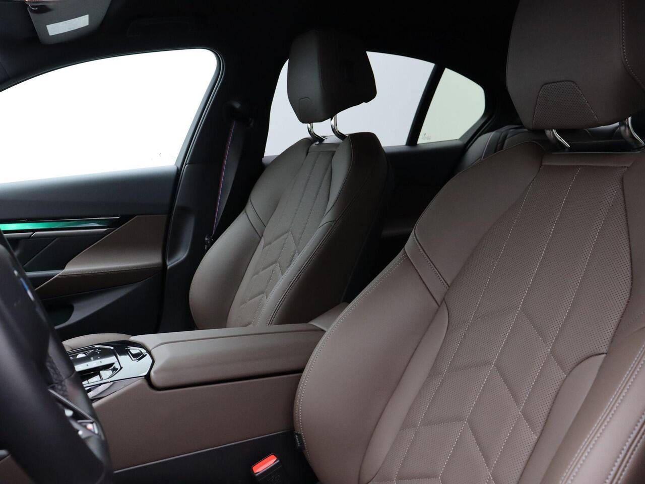 BMW i5 eDrive40 M Sportpakket Pro | Travel Pack | Stuurwielrand Verwarmd | Trekhaak | Driving Assistant Plus | Harman Kardon | 20''