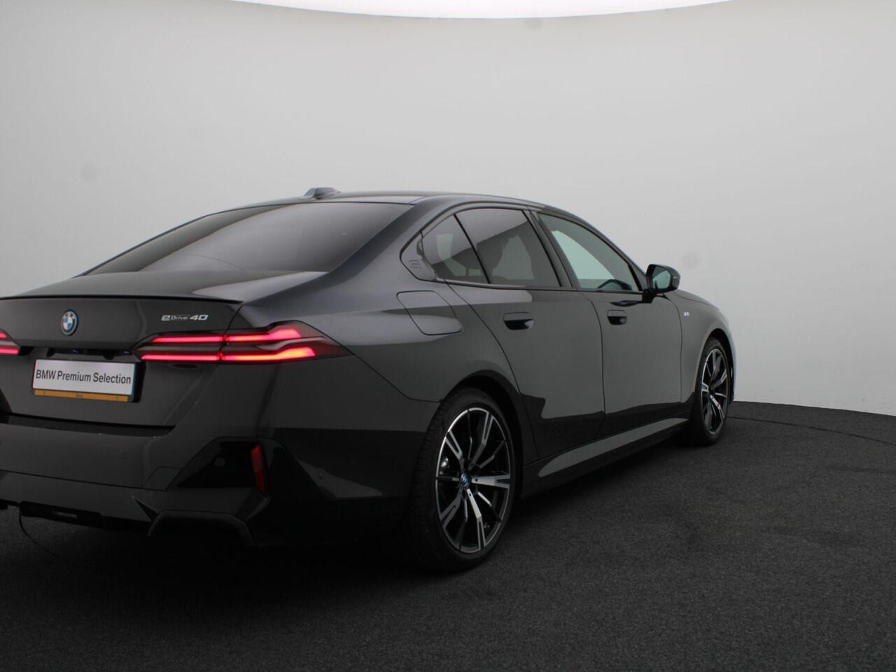 BMW i5 eDrive40 M Sportpakket Pro | Travel Pack | Stuurwielrand Verwarmd | Trekhaak | Driving Assistant Plus | Harman Kardon | 20''