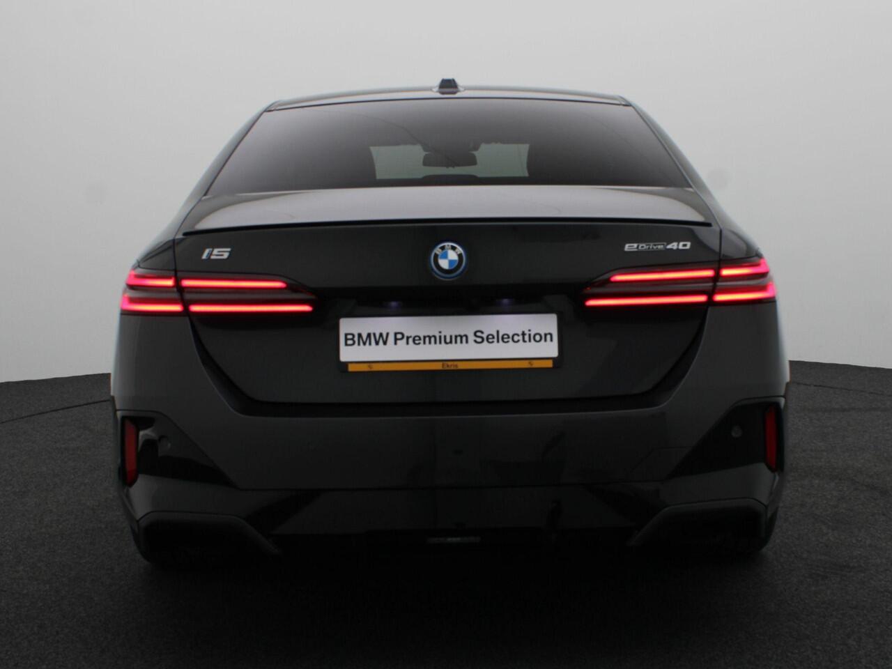 BMW i5 eDrive40 M Sportpakket Pro | Travel Pack | Stuurwielrand Verwarmd | Trekhaak | Driving Assistant Plus | Harman Kardon | 20''