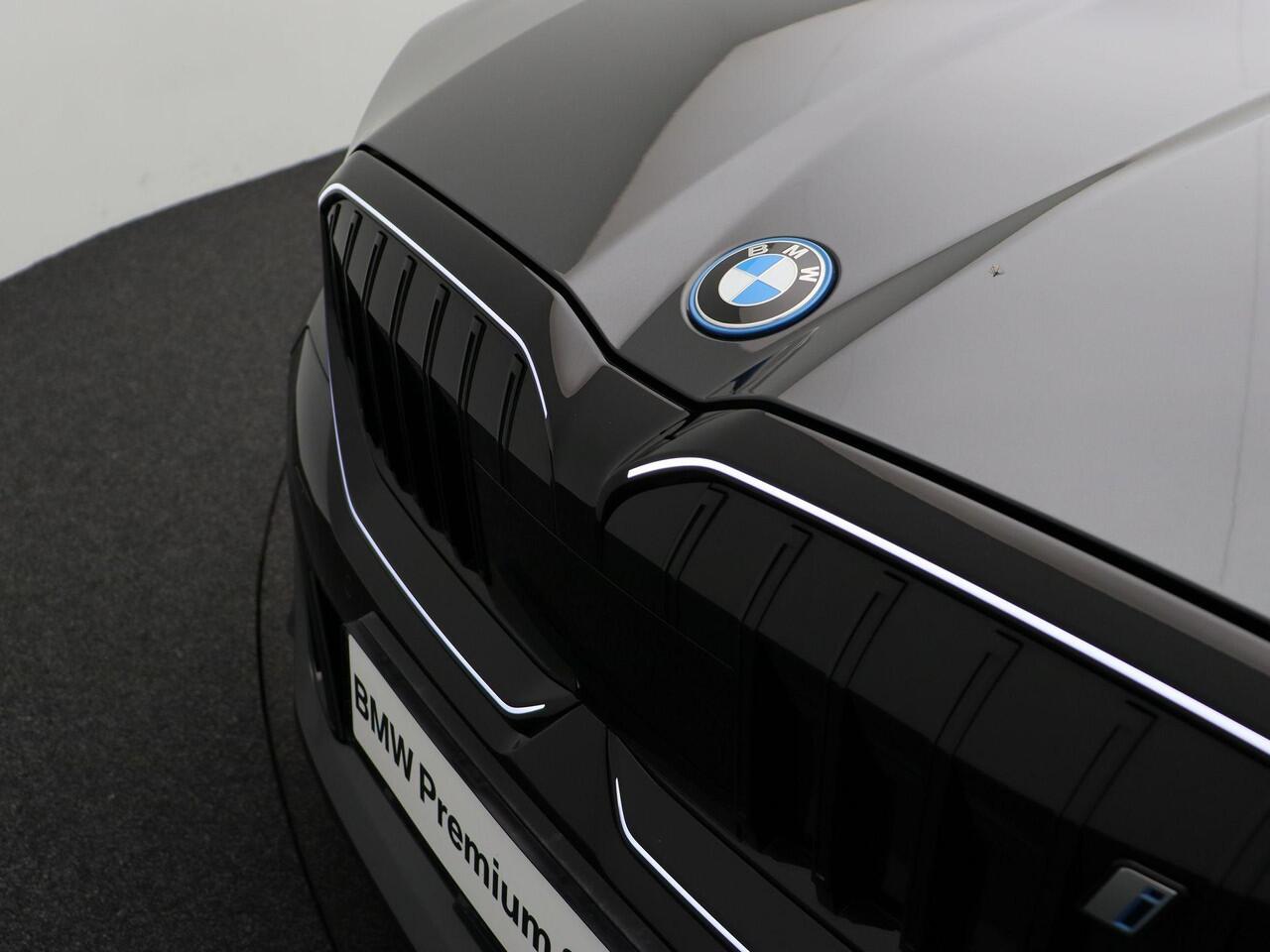 BMW i5 eDrive40 M Sportpakket Pro | Travel Pack | Stuurwielrand Verwarmd | Trekhaak | Driving Assistant Plus | Harman Kardon | 20''