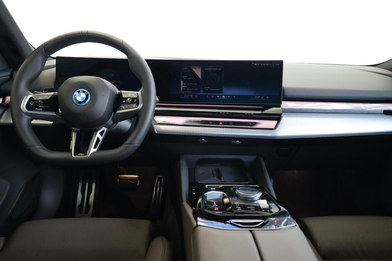 BMW i5 Sedan eDrive40 | M Sport | Glazen Panoramadak | Trekhaak Elektrisch | 20" M Sterspaak | Stuur & Stoelverwarming | Stoelventilatie | Harman Kardon | Active Cruise Control