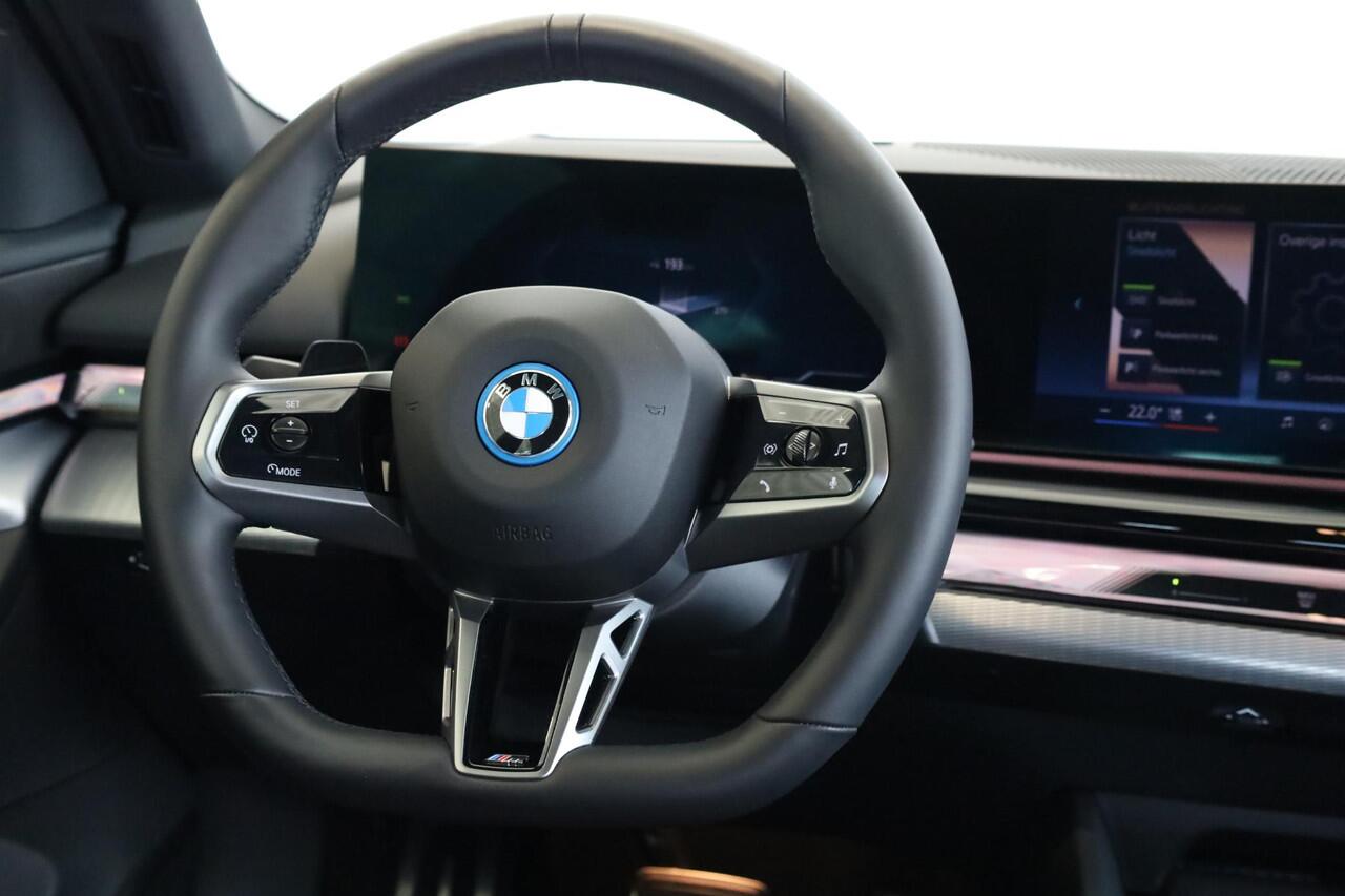 BMW i5 Sedan eDrive40 | M Sport | Glazen Panoramadak | Trekhaak Elektrisch | 20" M Sterspaak | Stuur & Stoelverwarming | Stoelventilatie | Harman Kardon | Active Cruise Control