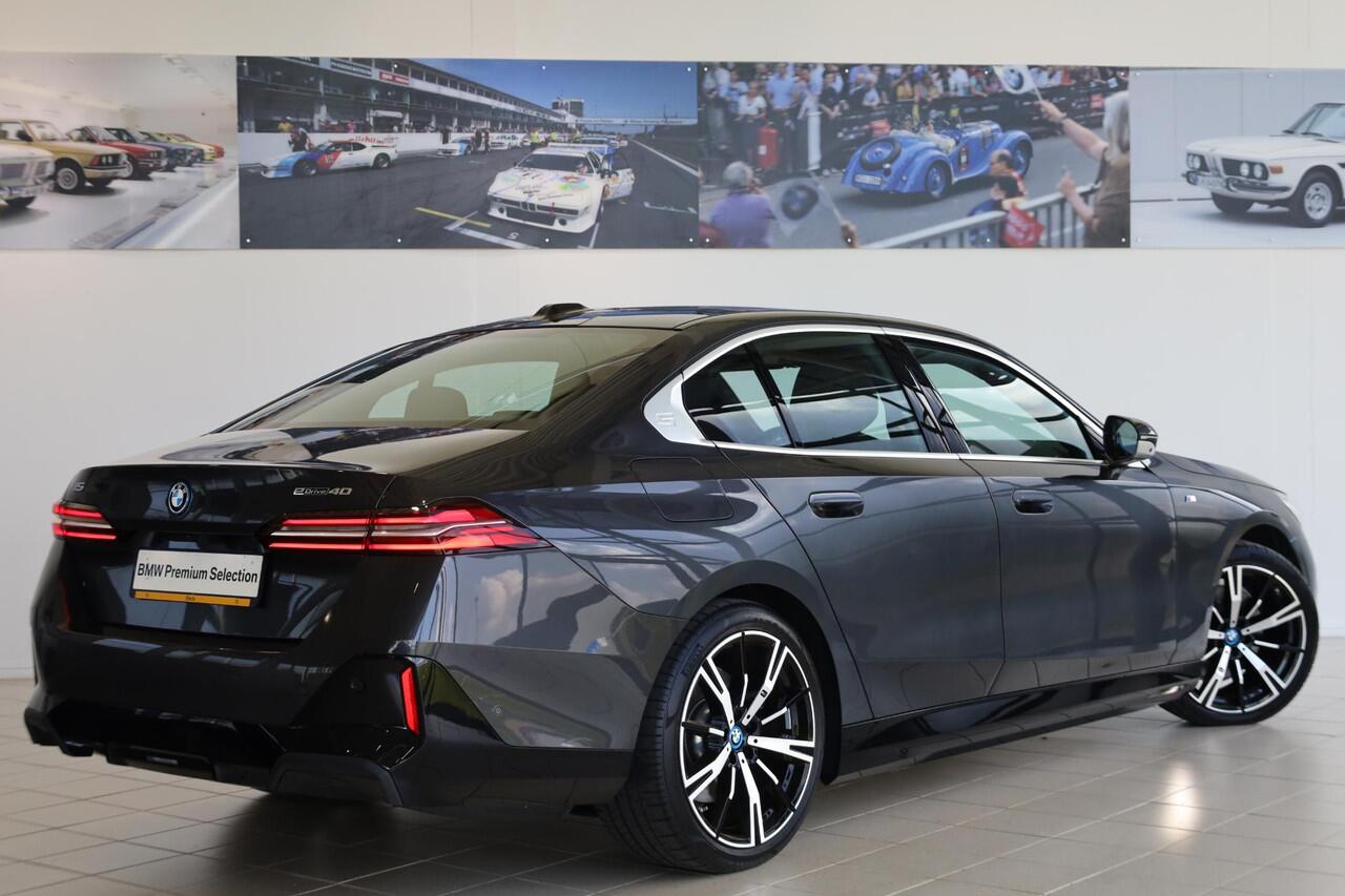 BMW i5 Sedan eDrive40 | M Sport | Glazen Panoramadak | Trekhaak Elektrisch | 20" M Sterspaak | Stuur & Stoelverwarming | Stoelventilatie | Harman Kardon | Active Cruise Control