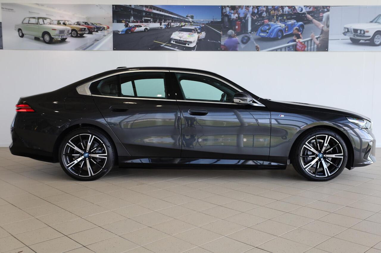 BMW i5 Sedan eDrive40 | M Sport | Glazen Panoramadak | Trekhaak Elektrisch | 20" M Sterspaak | Stuur & Stoelverwarming | Stoelventilatie | Harman Kardon | Active Cruise Control