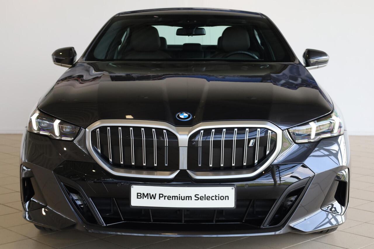 BMW i5 Sedan eDrive40 | M Sport | Glazen Panoramadak | Trekhaak Elektrisch | 20" M Sterspaak | Stuur & Stoelverwarming | Stoelventilatie | Harman Kardon | Active Cruise Control