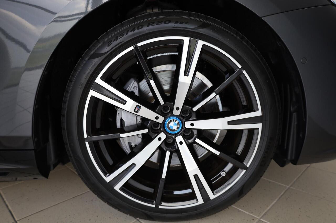 BMW i5 Sedan eDrive40 | M Sport | Glazen Panoramadak | Trekhaak Elektrisch | 20" M Sterspaak | Stuur & Stoelverwarming | Stoelventilatie | Harman Kardon | Active Cruise Control