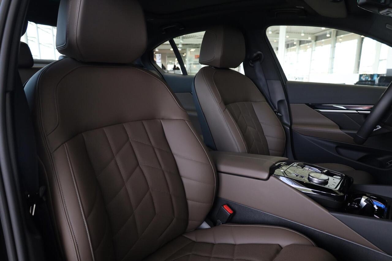 BMW i5 Sedan eDrive40 | M Sport | Glazen Panoramadak | Trekhaak Elektrisch | 20" M Sterspaak | Stuur & Stoelverwarming | Stoelventilatie | Harman Kardon | Active Cruise Control