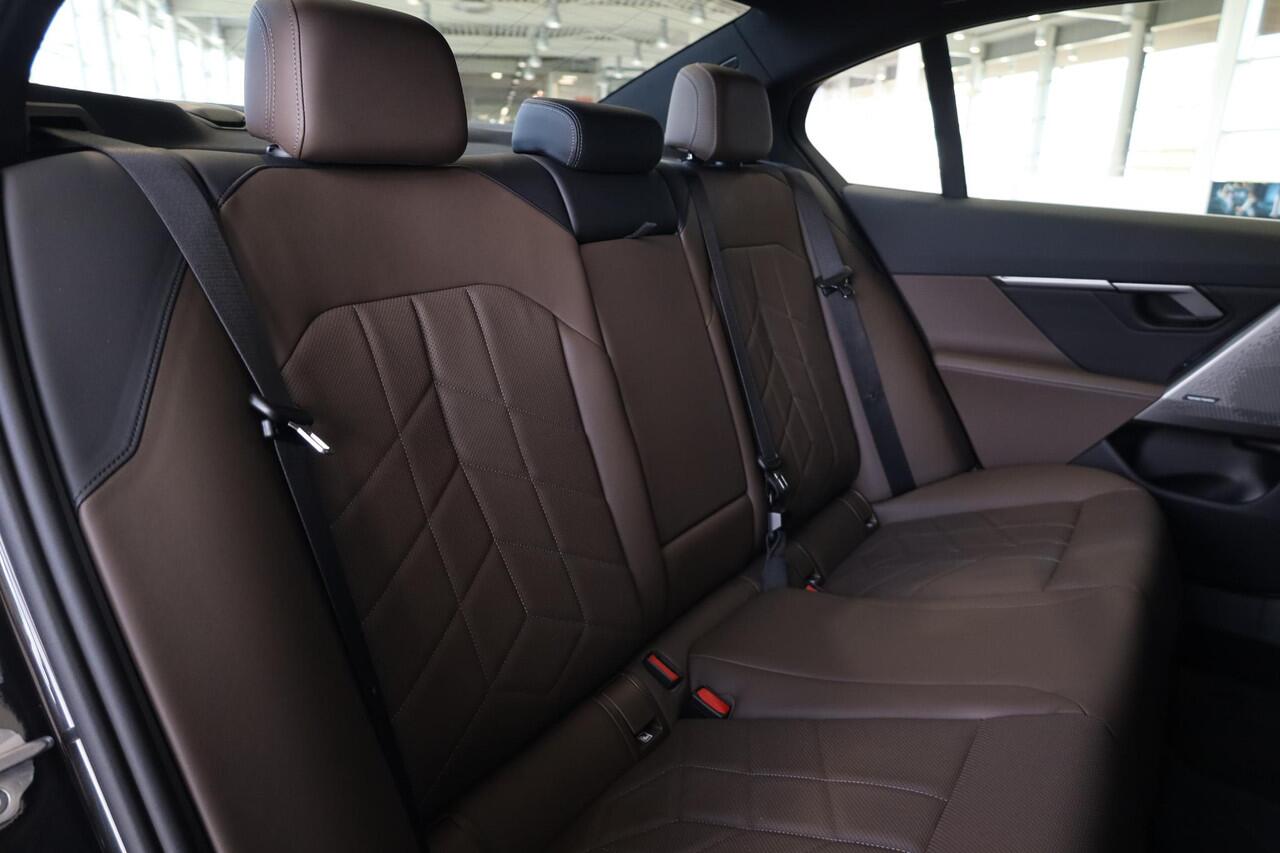 BMW i5 Sedan eDrive40 | M Sport | Glazen Panoramadak | Trekhaak Elektrisch | 20" M Sterspaak | Stuur & Stoelverwarming | Stoelventilatie | Harman Kardon | Active Cruise Control