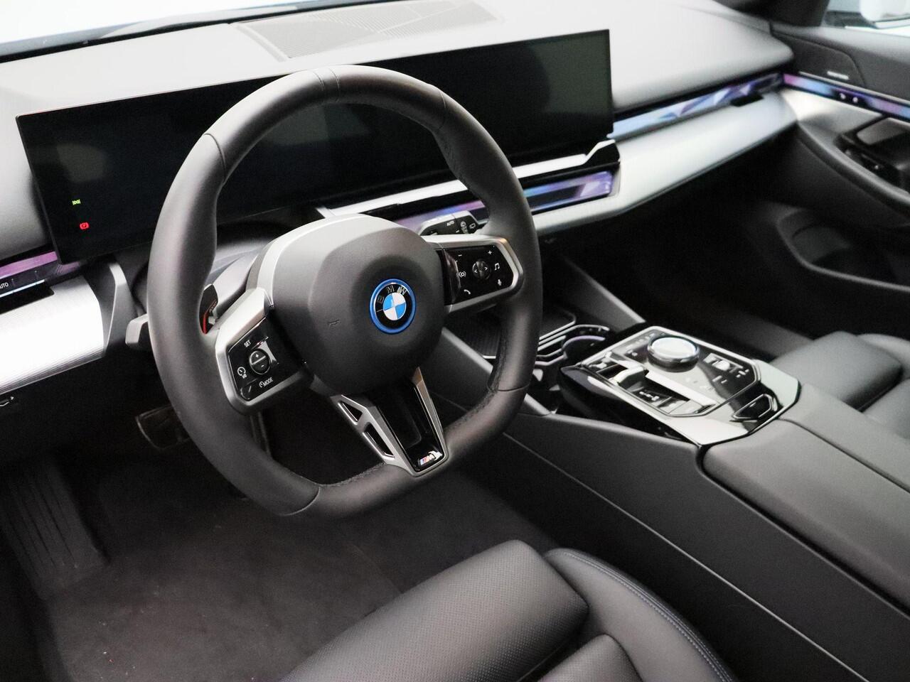 BMW i5 Touring eDrive40 M Sportpakket | M Sport Edition | Trekhaak | Driving Assistant Plus | Harman-Kardon | 20''