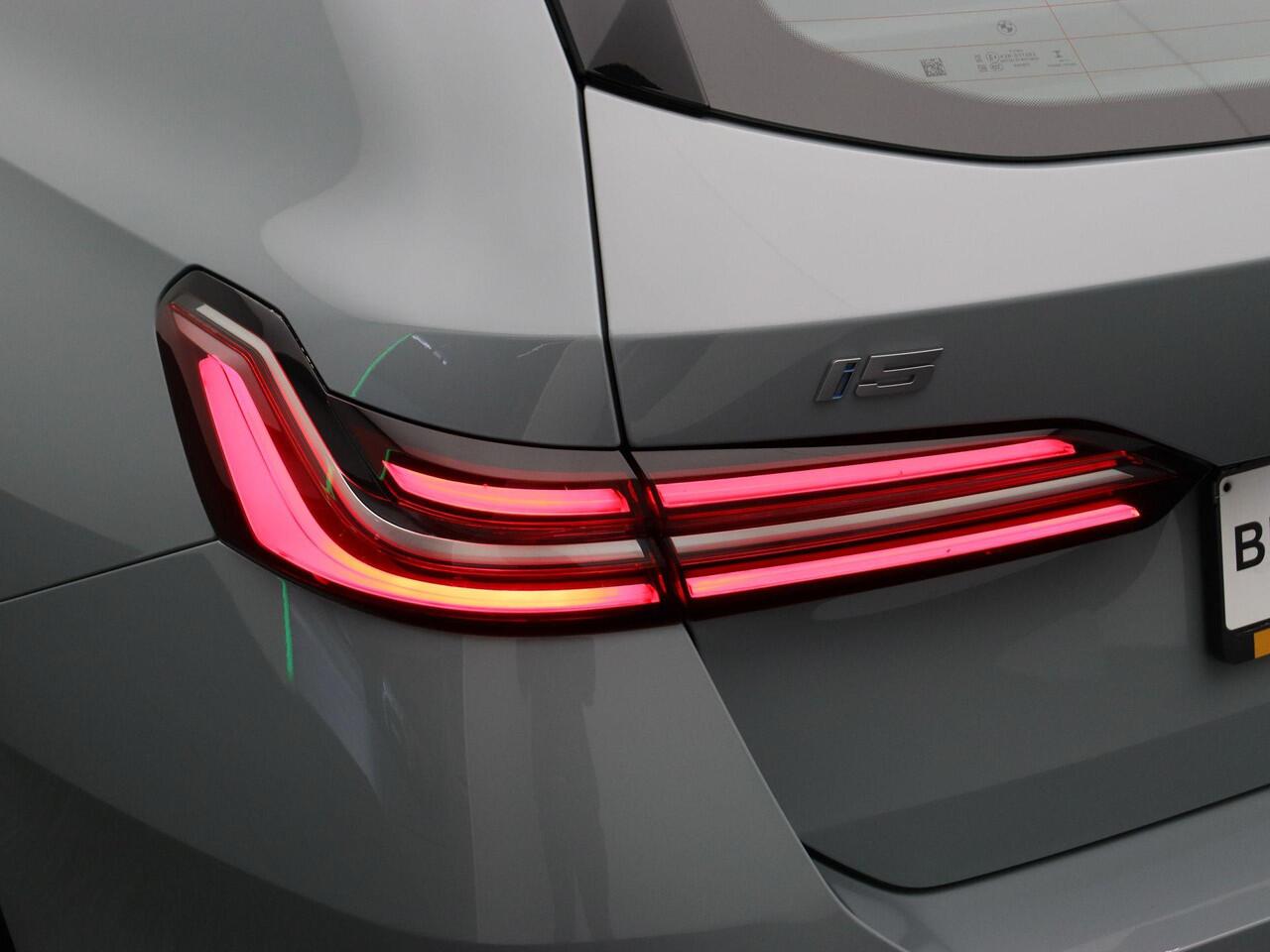 BMW i5 Touring eDrive40 M Sportpakket | M Sport Edition | Trekhaak | Driving Assistant Plus | Harman-Kardon | 20''