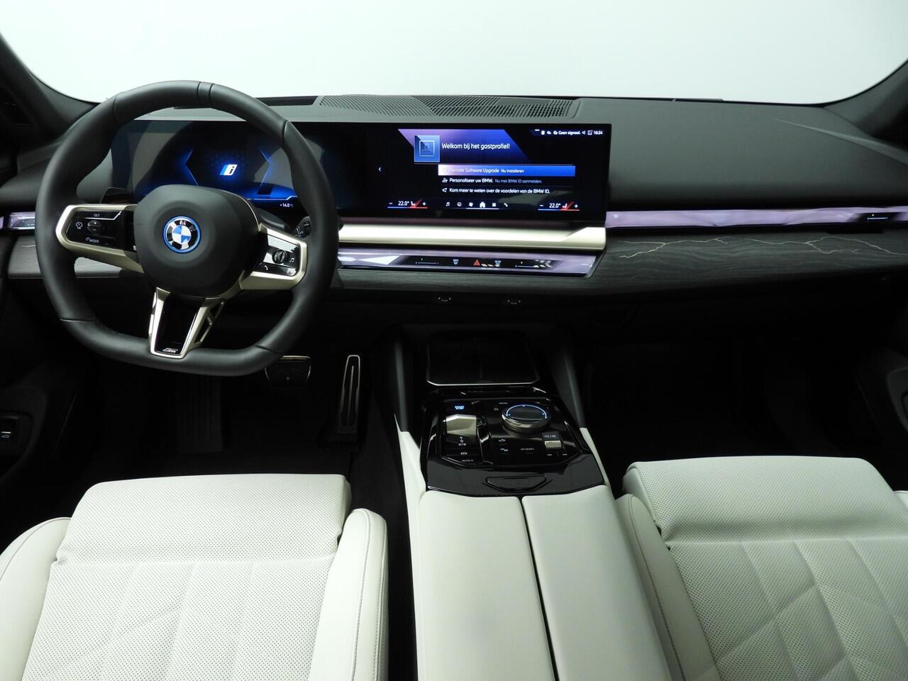 BMW i5 Sedan eDrive40 | M-Sportpakket | LED | HUD | Active cruise | Trekhaak | Comfortzetels | DAB | Harman-kardon sound | Alu 19 inch