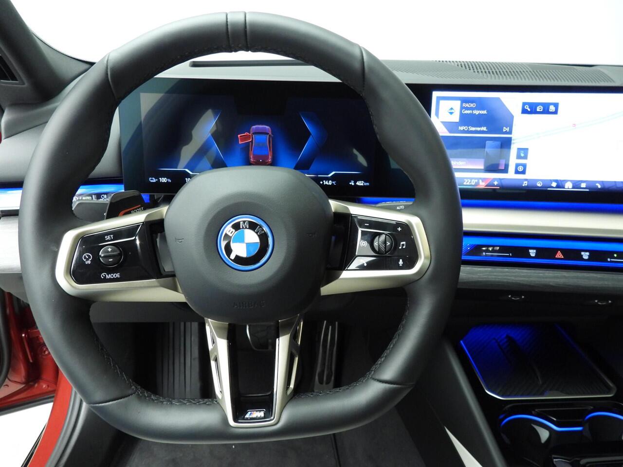 BMW i5 Sedan eDrive40 | M-Sportpakket | LED | HUD | Active cruise | Trekhaak | Comfortzetels | DAB | Harman-kardon sound | Alu 19 inch