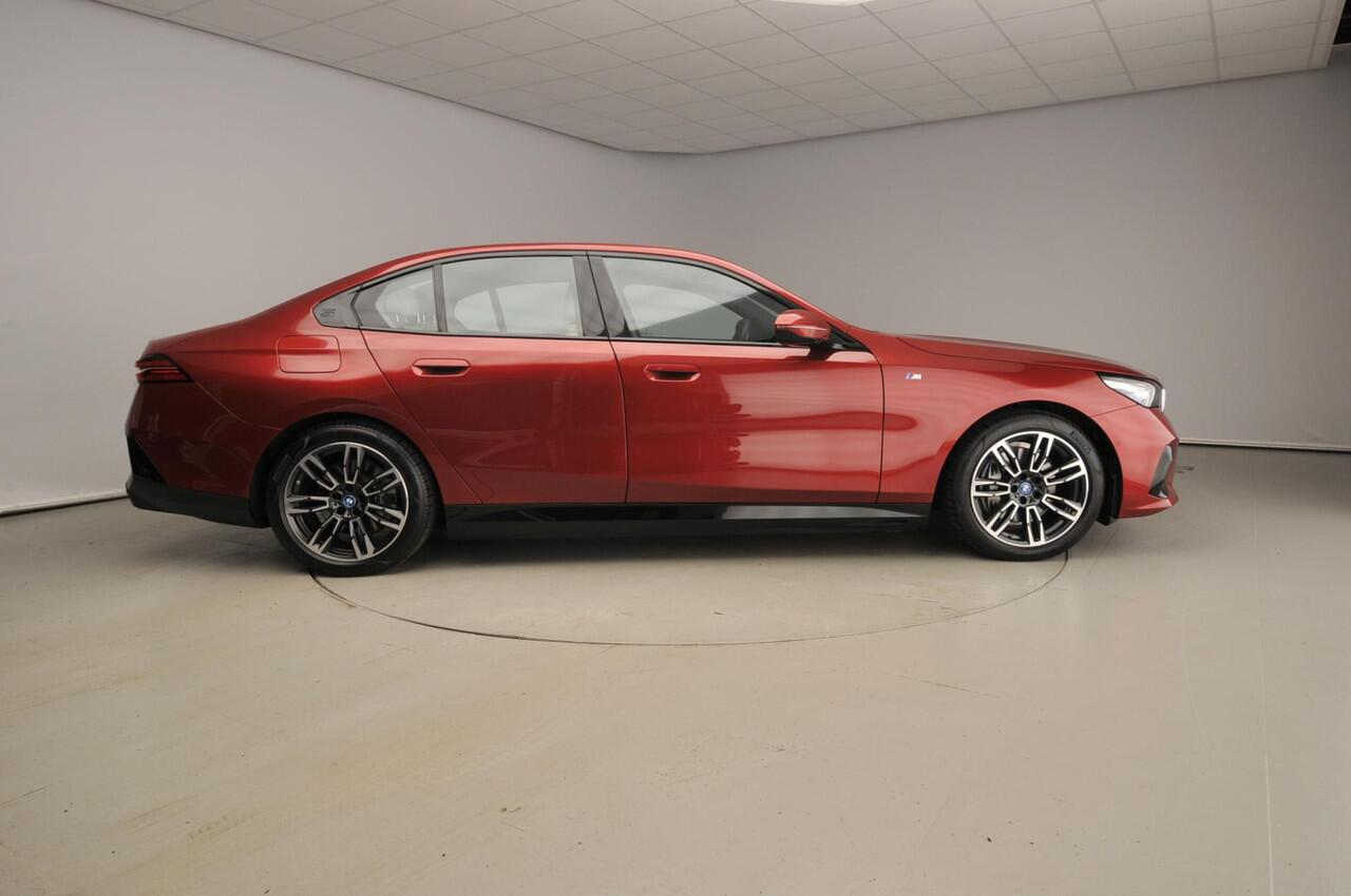 BMW i5 Sedan eDrive40 | M-Sportpakket | LED | HUD | Active cruise | Trekhaak | Comfortzetels | DAB | Harman-kardon sound | Alu 19 inch