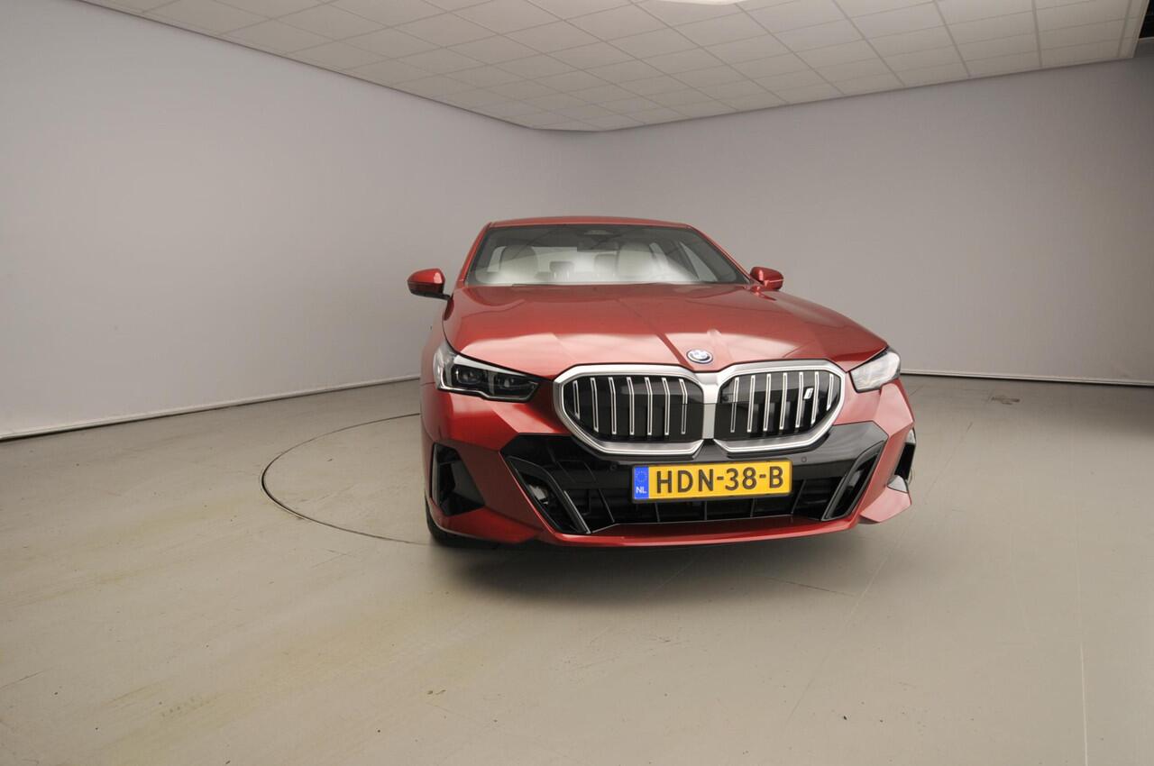 BMW i5 Sedan eDrive40 | M-Sportpakket | LED | HUD | Active cruise | Trekhaak | Comfortzetels | DAB | Harman-kardon sound | Alu 19 inch