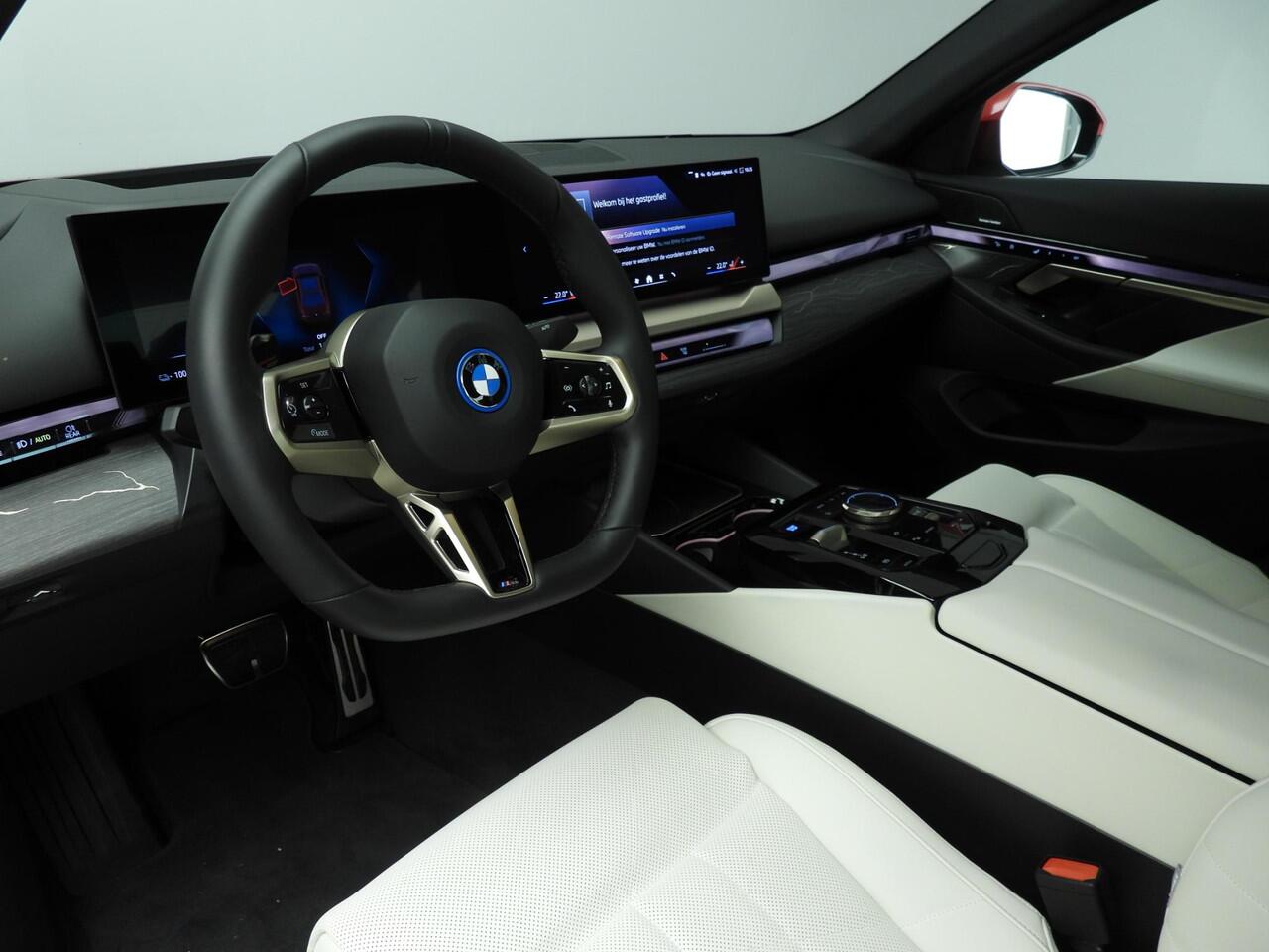 BMW i5 Sedan eDrive40 | M-Sportpakket | LED | HUD | Active cruise | Trekhaak | Comfortzetels | DAB | Harman-kardon sound | Alu 19 inch