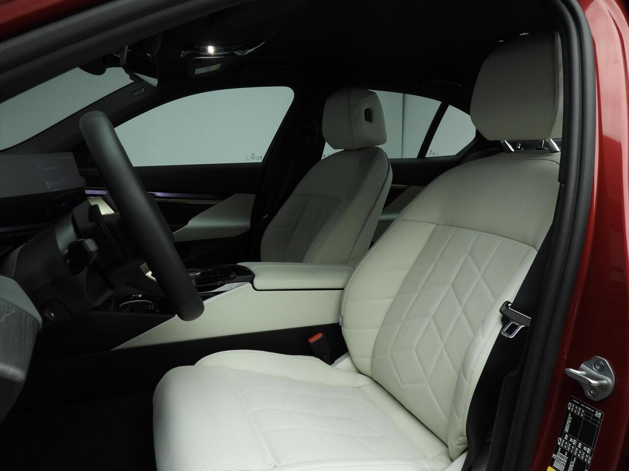 BMW i5 Sedan eDrive40 | M-Sportpakket | LED | HUD | Active cruise | Trekhaak | Comfortzetels | DAB | Harman-kardon sound | Alu 19 inch