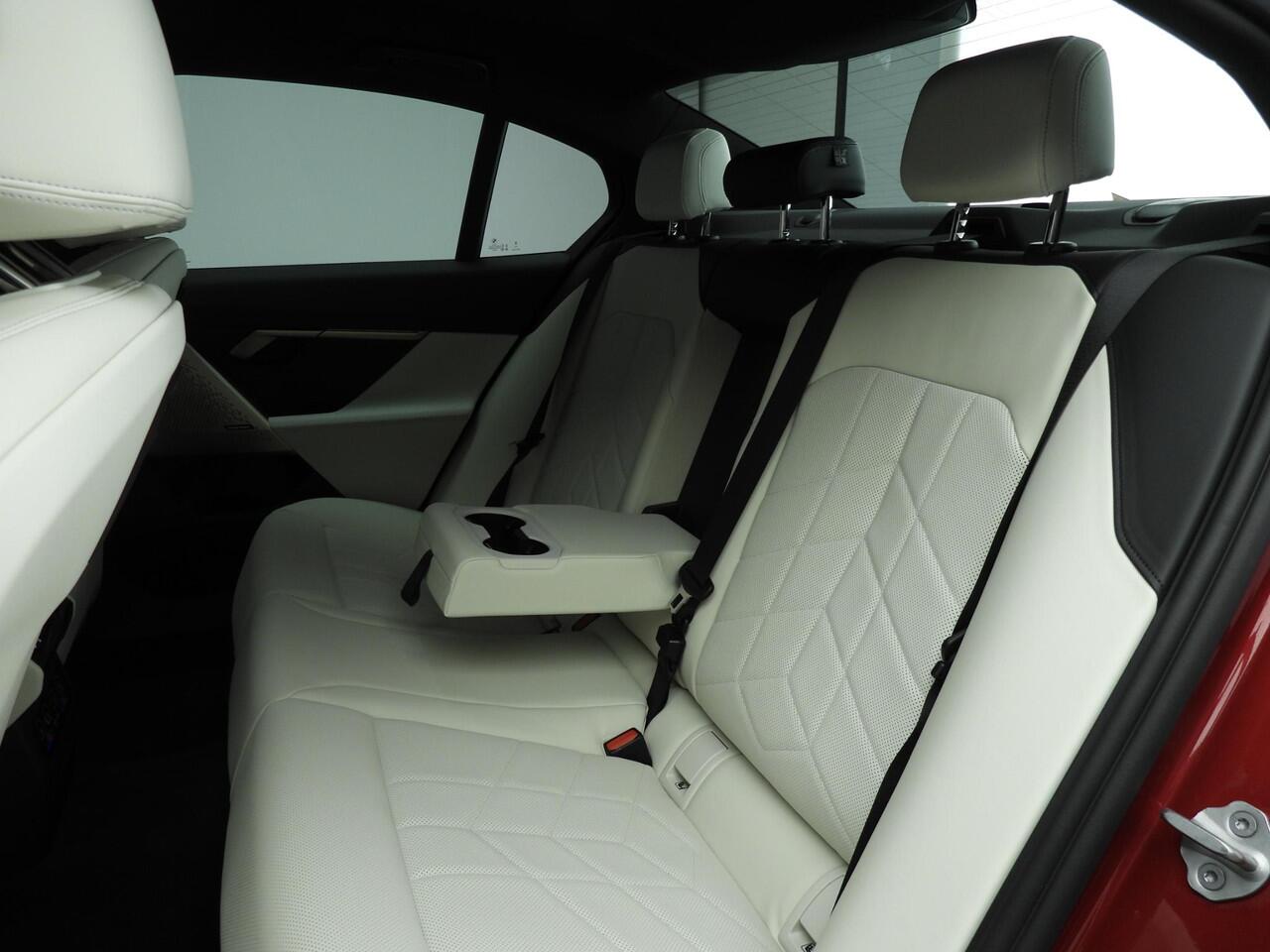 BMW i5 Sedan eDrive40 | M-Sportpakket | LED | HUD | Active cruise | Trekhaak | Comfortzetels | DAB | Harman-kardon sound | Alu 19 inch