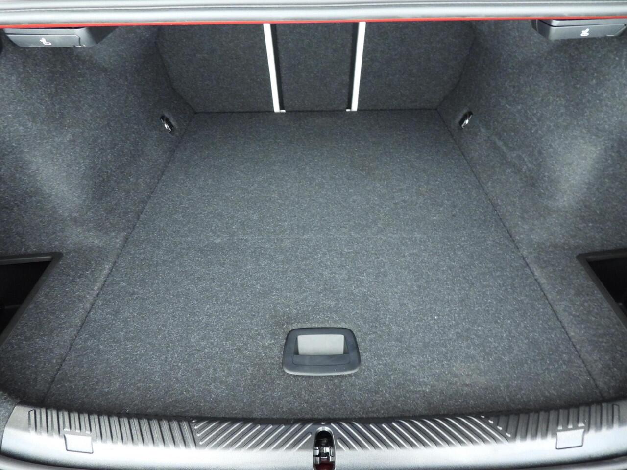 BMW i5 Sedan eDrive40 | M-Sportpakket | LED | HUD | Active cruise | Trekhaak | Comfortzetels | DAB | Harman-kardon sound | Alu 19 inch