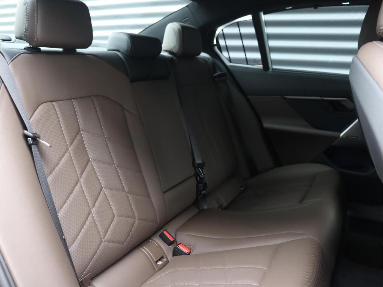 BMW i5 Sedan eDrive40 | M Sportpakket | Panodak | Trekhaak | Head-Up | Driving Assistant Prof. | Stoelventilatie | Parking Assistant Prof. | Comfort Access | Harman Kardon | Comfortstoelen | 20'' LMV