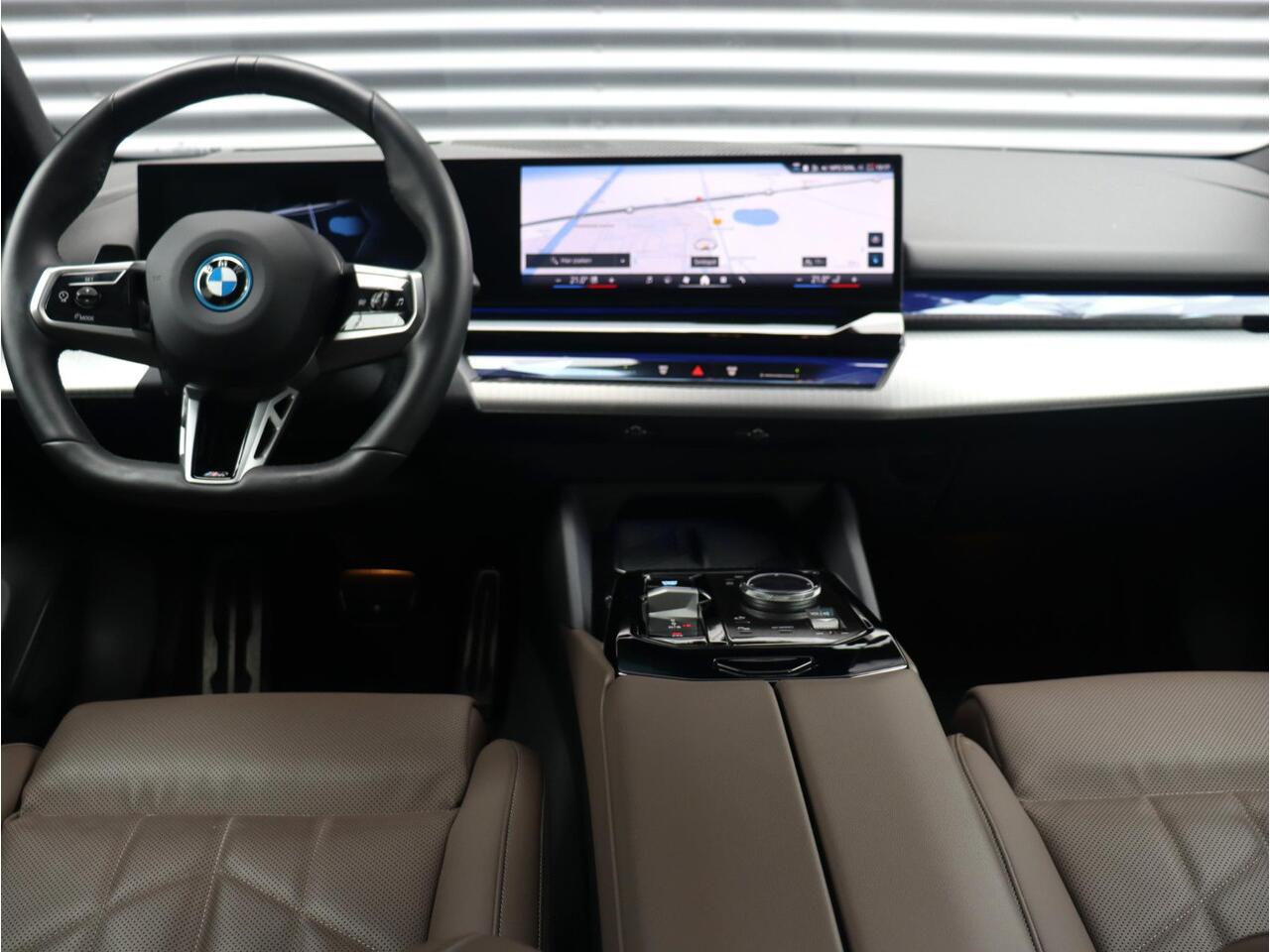 BMW i5 Sedan eDrive40 | M Sportpakket | Panodak | Trekhaak | Head-Up | Driving Assistant Prof. | Stoelventilatie | Parking Assistant Prof. | Comfort Access | Harman Kardon | Comfortstoelen | 20'' LMV