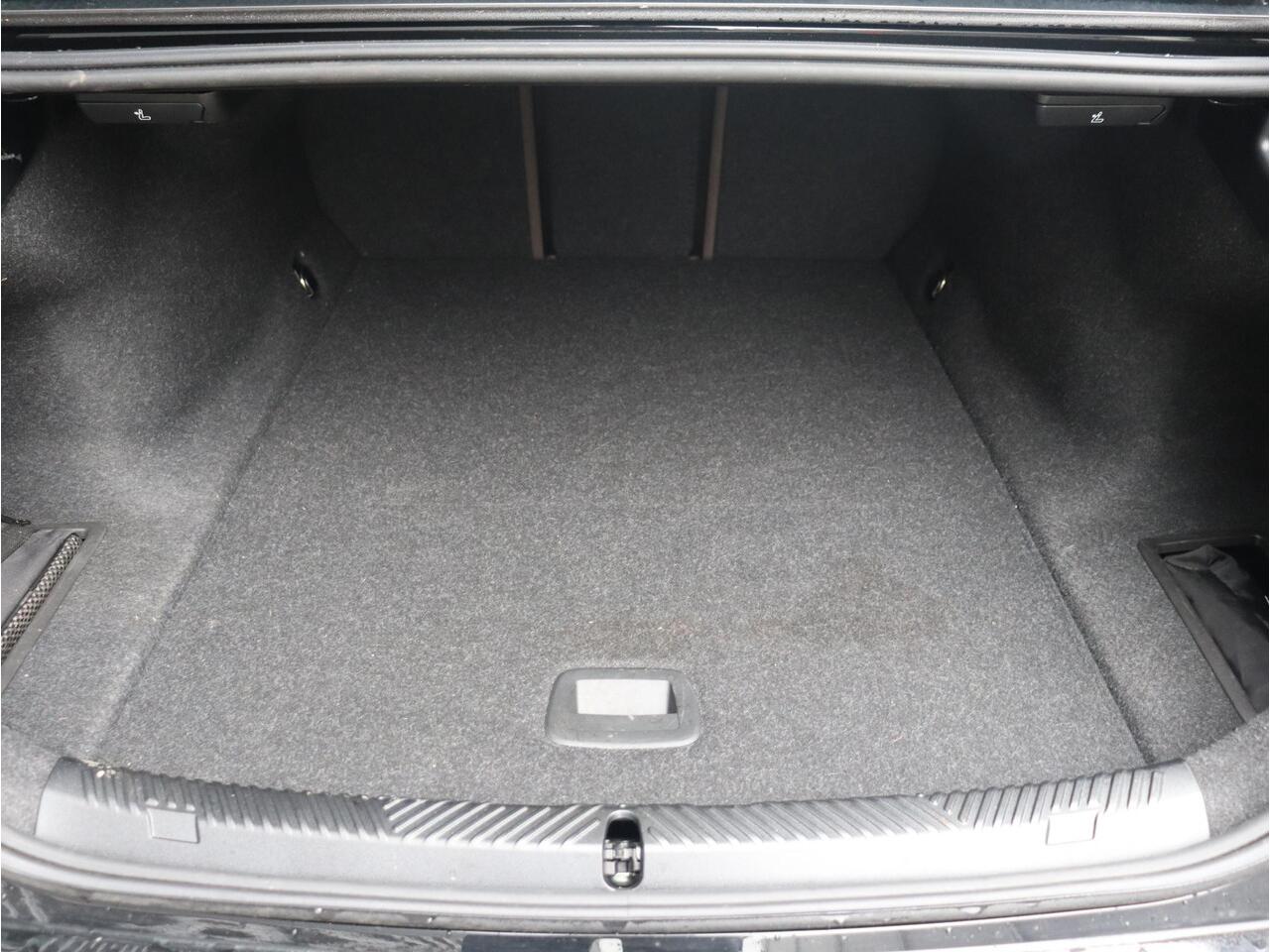 BMW i5 Sedan eDrive40 | M Sportpakket | Panodak | Trekhaak | Head-Up | Driving Assistant Prof. | Stoelventilatie | Parking Assistant Prof. | Comfort Access | Harman Kardon | Comfortstoelen | 20'' LMV