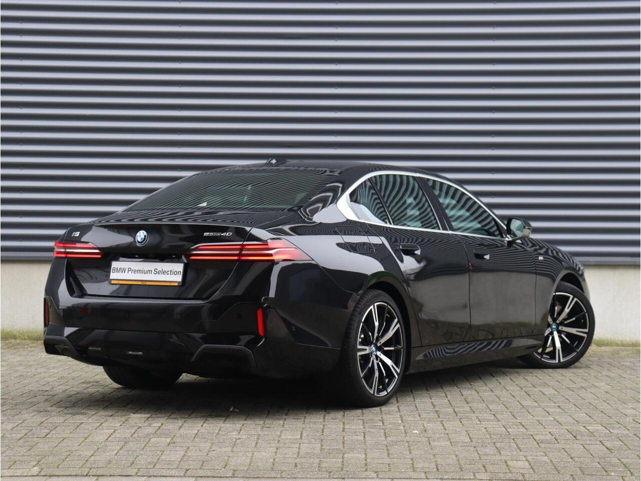 BMW i5 Sedan eDrive40 | M Sportpakket | Panodak | Trekhaak | Head-Up | Driving Assistant Prof. | Stoelventilatie | Parking Assistant Prof. | Comfort Access | Harman Kardon | Comfortstoelen | 20'' LMV