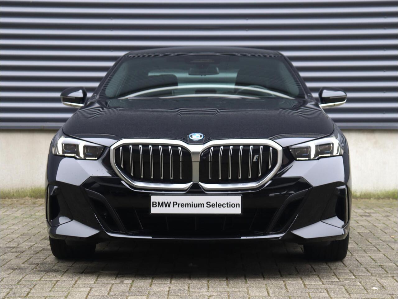 BMW i5 Sedan eDrive40 | M Sportpakket | Panodak | Trekhaak | Head-Up | Driving Assistant Prof. | Stoelventilatie | Parking Assistant Prof. | Comfort Access | Harman Kardon | Comfortstoelen | 20'' LMV