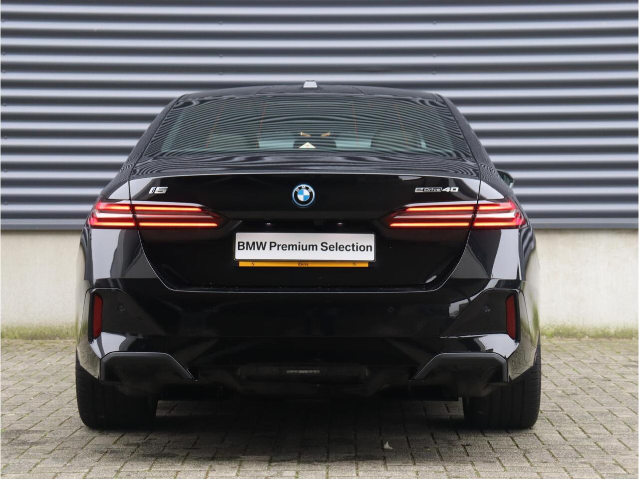 BMW i5 Sedan eDrive40 | M Sportpakket | Panodak | Trekhaak | Head-Up | Driving Assistant Prof. | Stoelventilatie | Parking Assistant Prof. | Comfort Access | Harman Kardon | Comfortstoelen | 20'' LMV