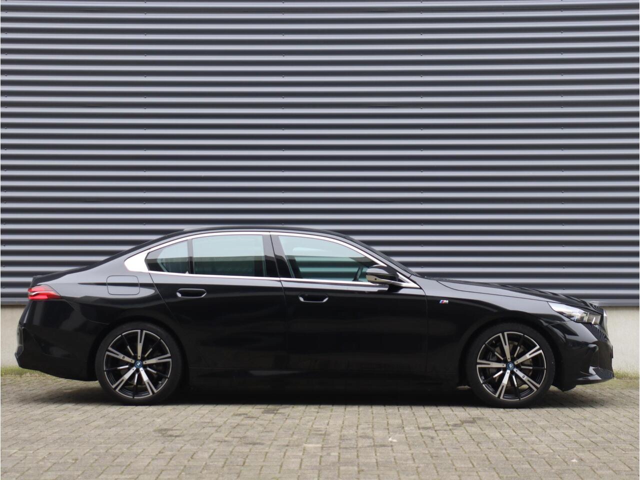 BMW i5 Sedan eDrive40 | M Sportpakket | Panodak | Trekhaak | Head-Up | Driving Assistant Prof. | Stoelventilatie | Parking Assistant Prof. | Comfort Access | Harman Kardon | Comfortstoelen | 20'' LMV