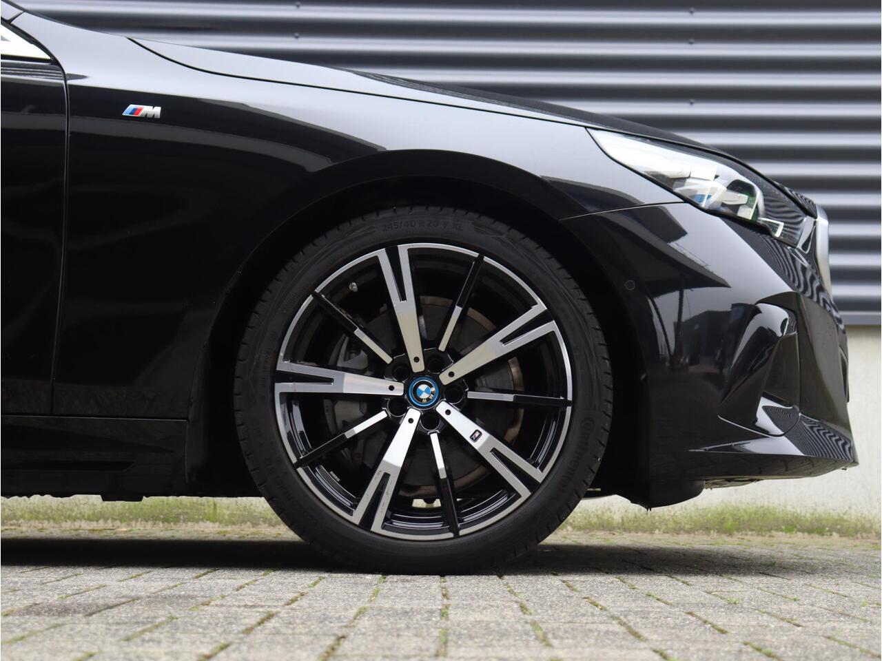 BMW i5 Sedan eDrive40 | M Sportpakket | Panodak | Trekhaak | Head-Up | Driving Assistant Prof. | Stoelventilatie | Parking Assistant Prof. | Comfort Access | Harman Kardon | Comfortstoelen | 20'' LMV
