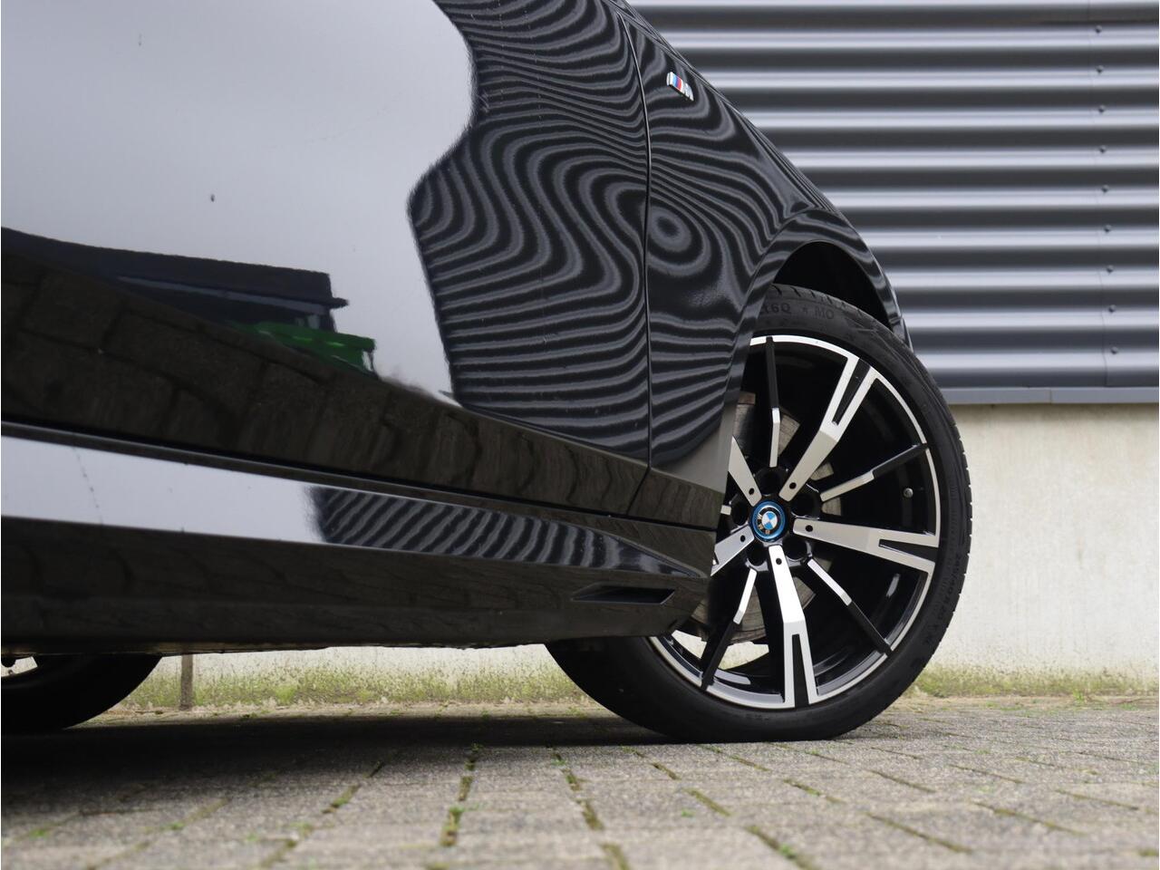 BMW i5 Sedan eDrive40 | M Sportpakket | Panodak | Trekhaak | Head-Up | Driving Assistant Prof. | Stoelventilatie | Parking Assistant Prof. | Comfort Access | Harman Kardon | Comfortstoelen | 20'' LMV