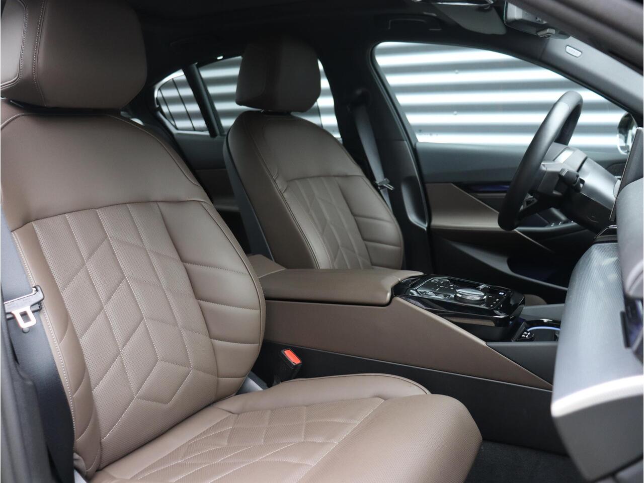 BMW i5 Sedan eDrive40 | M Sportpakket | Panodak | Trekhaak | Head-Up | Driving Assistant Prof. | Stoelventilatie | Parking Assistant Prof. | Comfort Access | Harman Kardon | Comfortstoelen | 20'' LMV