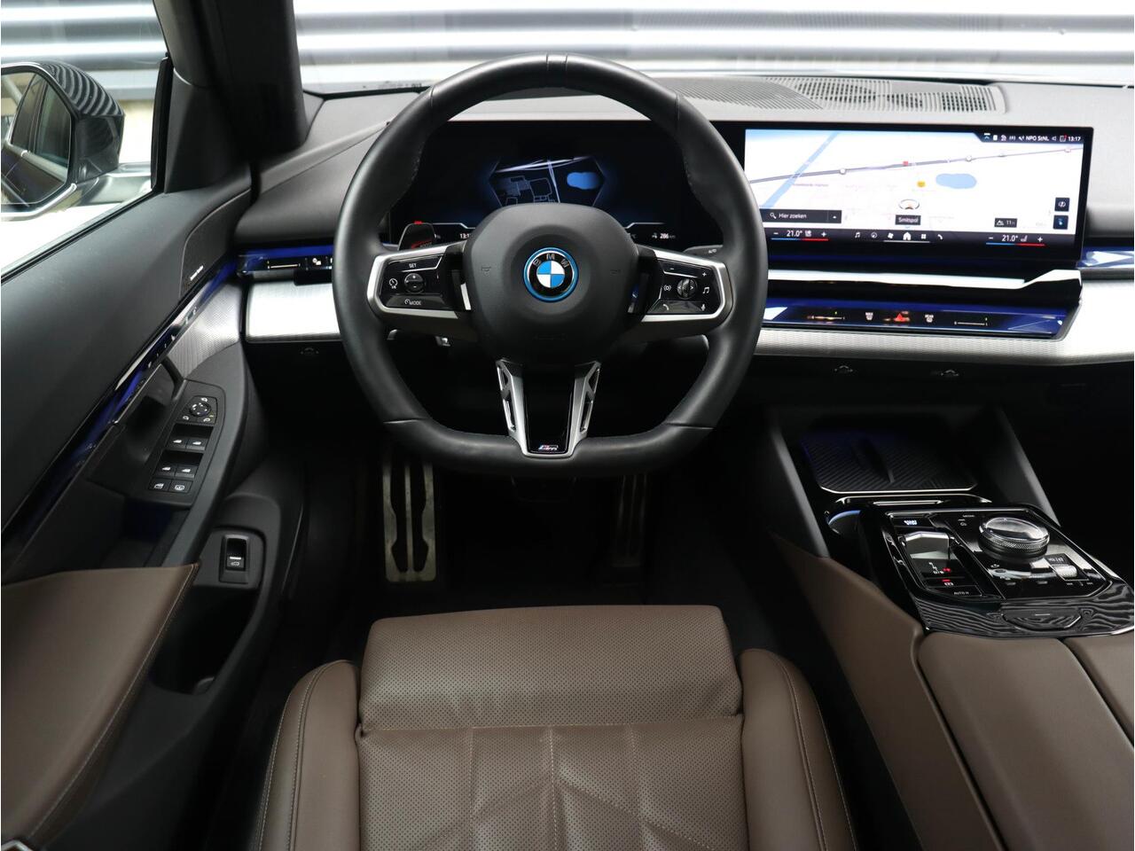 BMW i5 Sedan eDrive40 | M Sportpakket | Panodak | Trekhaak | Head-Up | Driving Assistant Prof. | Stoelventilatie | Parking Assistant Prof. | Comfort Access | Harman Kardon | Comfortstoelen | 20'' LMV