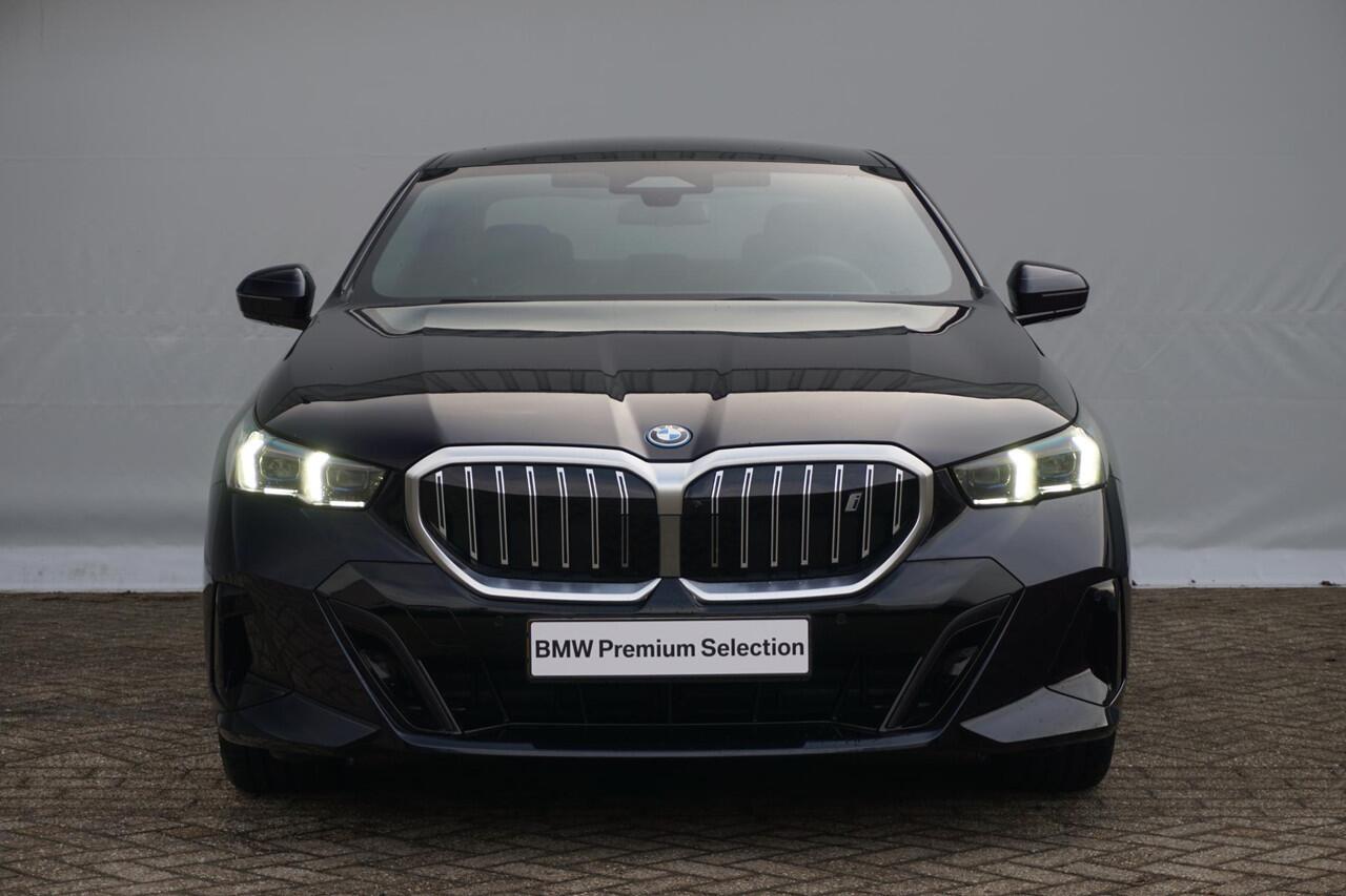 BMW i5 xDrive40 M Sportpakket 19'' / Panoramadak / Harman Kardon / Parking Assistant Plus / Trekhaak