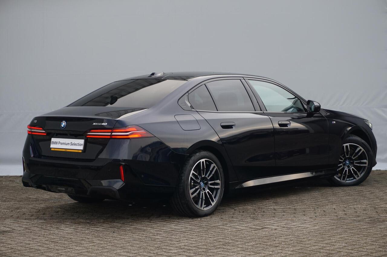 BMW i5 xDrive40 M Sportpakket 19'' / Panoramadak / Harman Kardon / Parking Assistant Plus / Trekhaak