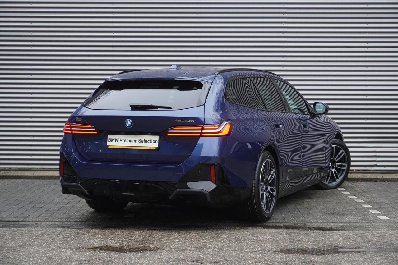 BMW i5 Touring eDrive40 M Sportpakket | Comfort Pack | Trekhaak met elektrisch wegklapbare kogel | Glazen panoramadak | Driving Assistant Professional | Harman-Kardon sound system | Lentevoordeel