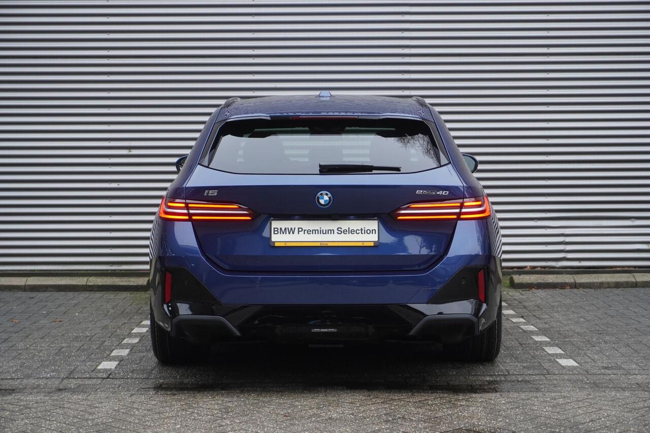BMW i5 Touring eDrive40 M Sportpakket | Comfort Pack | Trekhaak met elektrisch wegklapbare kogel | Glazen panoramadak | Driving Assistant Professional | Harman-Kardon sound system | Lentevoordeel