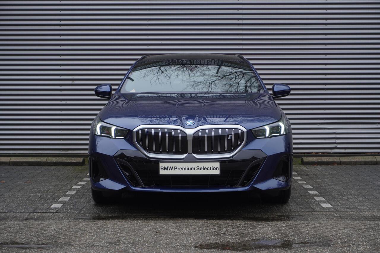 BMW i5 Touring eDrive40 M Sportpakket | Comfort Pack | Trekhaak met elektrisch wegklapbare kogel | Glazen panoramadak | Driving Assistant Professional | Harman-Kardon sound system | Lentevoordeel
